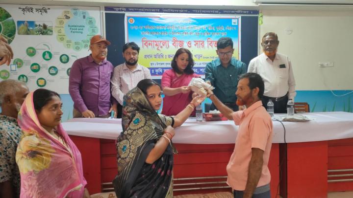 শ্যামনগরে ক্ষুদ্র ও প্রান্তিক কৃষকের মধ্যে বিনামূল্যে বীজ ও সার বিতরণ
